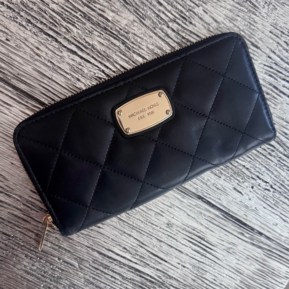(EUC) Michael Kors Hamilton Quilted Leather Wallet